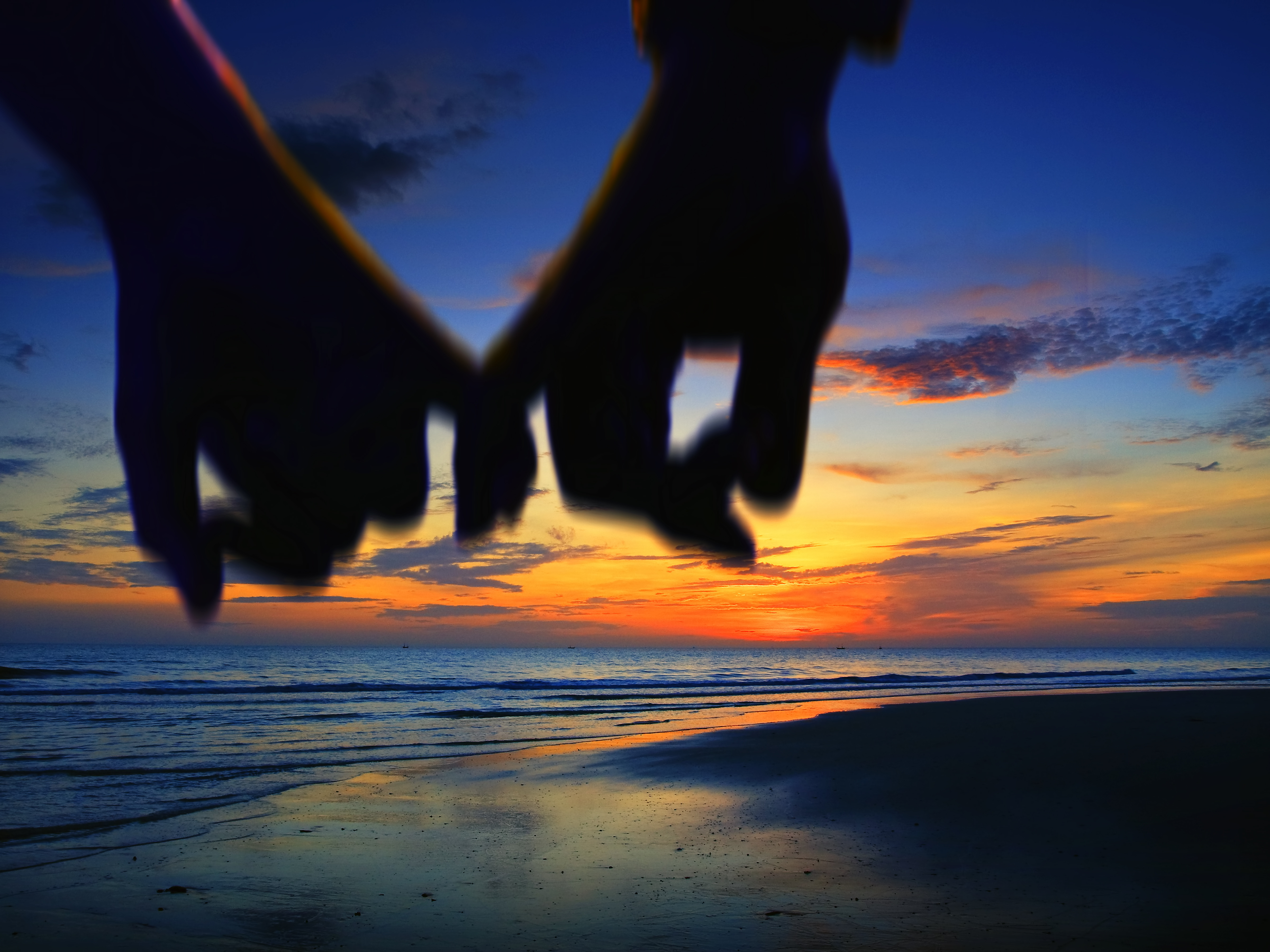 руки на фоне моря
